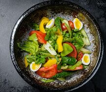 Овощной салат с авокадо, перепелиным яйцом и ароматным маслом
