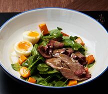 Салат с запечённой говядиной, медовой тыквой и горчичным соусом