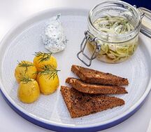 Маринованная в банке сельдь с отварным картофелем и сливочным кремом
