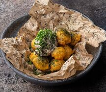 Халапеньо фри с сыром фета и пастрами