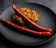 Колбаски на гриле с тушёной капустой и дижонской горчицей