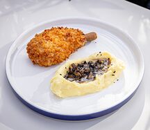 Пожарская котлета с картофельным пюре и грибным соусом