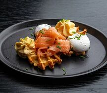 Картофельные вафли с лососем, яйцом пашот и соусом голландез