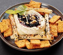 Бри, запеченный с кростини и крекером