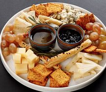 Микс из фермерских сыров с мёдом и томатным крекером
