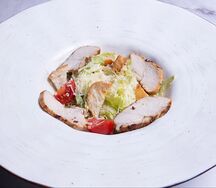 Салат Цезарь с цыпленком