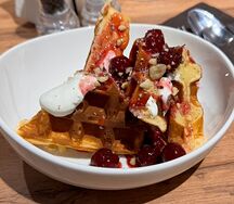 Венская вафля с вишней и сметанным кремом 