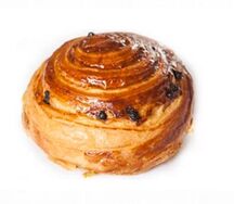 Улитка с изюмом и заварным кремом