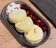 Сырники, ягодный соус, сметанный крем