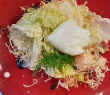 Салат с обжаренным беконом и яйцом пашот