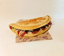 Закрытая пицца Колбаса и курица