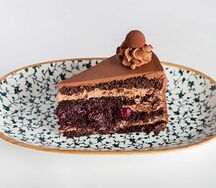 Шоколадный торт с вишней