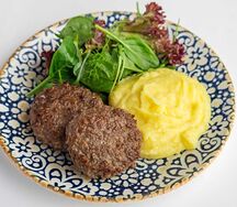 Котлеты из рубленой телятины с картофельным пюре