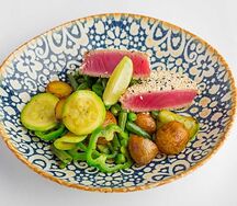 Стейк из тунца с овощами