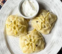 Манты со сметаной