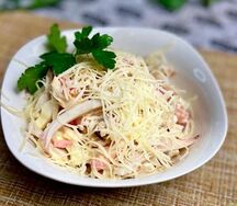 Салат из кальмаров с крабом