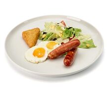 Сборный завтрак с колбасками