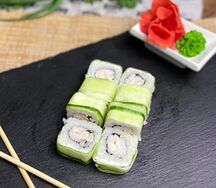 Ролл с кальмаром и тигровой креветкой