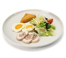 Сборный завтрак с куриным рулетом