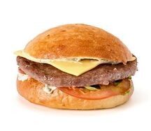 Бургер с говядиной и сырным соусом
