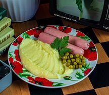 Сосиска с горошком и картофельным пюре