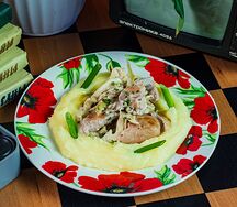 Бефстроганов из курицы с пюре
