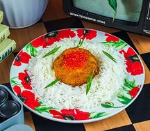 Рыбная котлета с рисом и соусом из копченого сыра