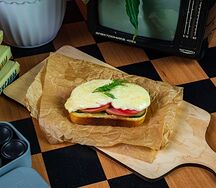 Московский горячий бутерброд с колбасой и сыром