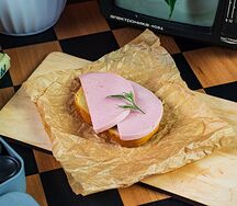 Бутерброд с докторской колбасой и сливочным маслом
