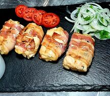 Куриные рулетики с сыром и беконом
