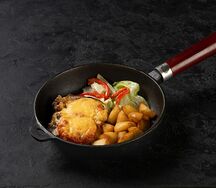 Свиная отбивная, запеченная с грибами, томатом и сыром под соусом бешамель