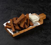 Гренки из черного хлеба с чесноком