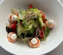 Салат с креветкой и древесными грибами