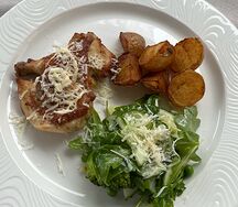 Половина цыпленка с картофелем и брынзой