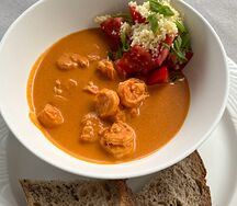Креветки с томатами и кускус