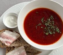 Борщ с говядиной и зерновым хлебом