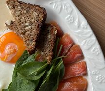 Глазунья с сёмгой и злаковым хлебом