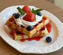 Вафли Венские со сливками и клубникой