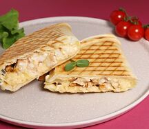 Закрытая пицца с курицей и сыром 