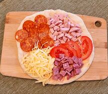 Закрытая пицца с колбасой