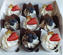 Капкейки ассорти с клубникой и голубикой