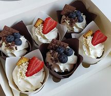 Капкейки ассорти с клубникой и голубикой