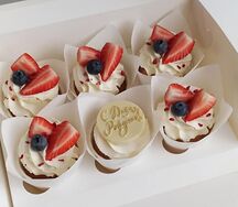 Ванильные капкейки с клубникой на день рождения