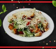 Салат Цезарь по-богатырски с креветкой