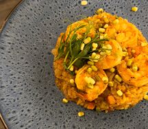 Жареный рис с креветками