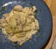 Паста с куриным филе и фирменным соусом