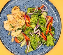 Теплый салат с куриным филе