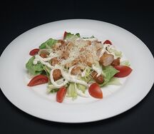 Салат Цезарь с креветками