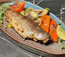 Радужная форель с овощами