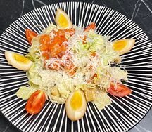 Черный Цезарь с красным лососем